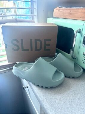 YEEZY ADIDAS SLIDE 9 NIB wms 11 slides sandals flip flops Kanye streetwear Ye